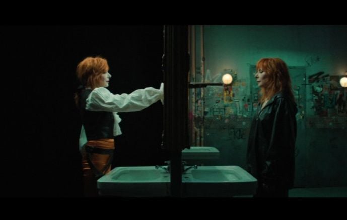 EN FOTOS. “A quién le toca”… ¿Qué dice el último clip muy simbólico de Mylène Farmer? EN FOTOS. “A quién le toca”… ¿Qué dice el último clip muy simbólico de Mylène Farmer?